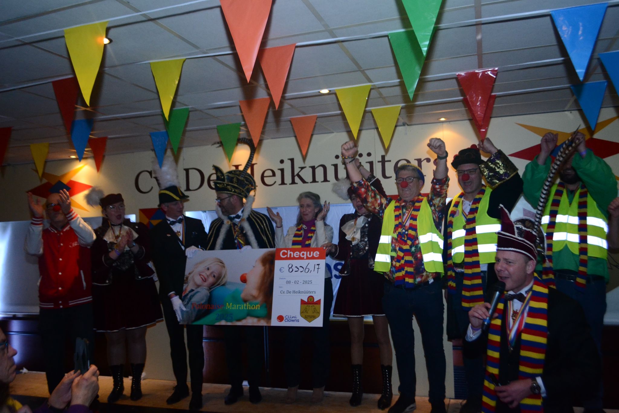 Polonaisemarathon De Heiknüüters levert maar liefst €8.336,17 op voor CliniClowns – zelfs op landelijke tv!